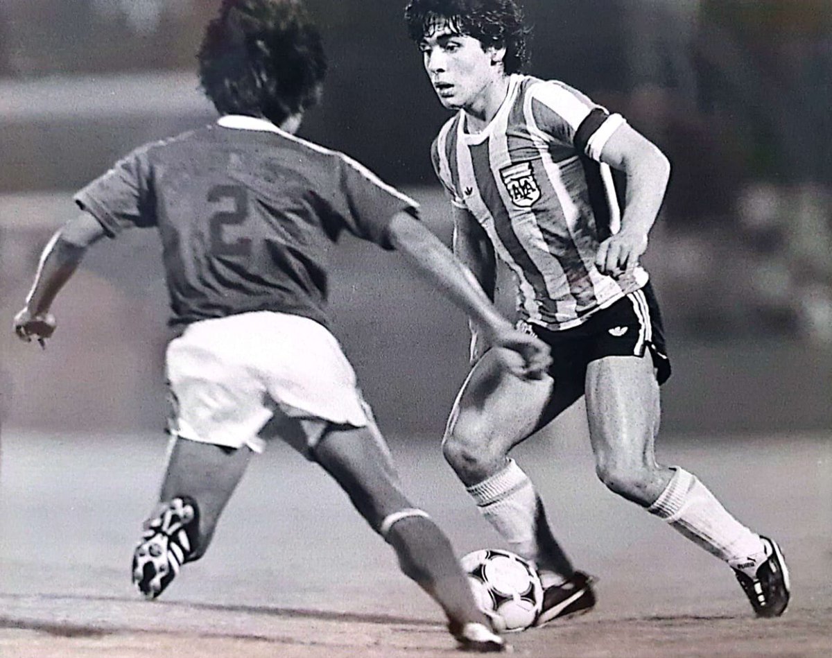afa's tweet photo. El 7 de septiembre de 1979, Argentina derrotó en Tokio a la Unión Soviética por 3 a 1 y se proclamó Campeón Mundial Juvenil. 

#BibliotecaAFA atesora en sus vitrinas fotos del recordado seleccionado, conducido por César Luis Menotti. https://t.co/aS2P8xeYtH