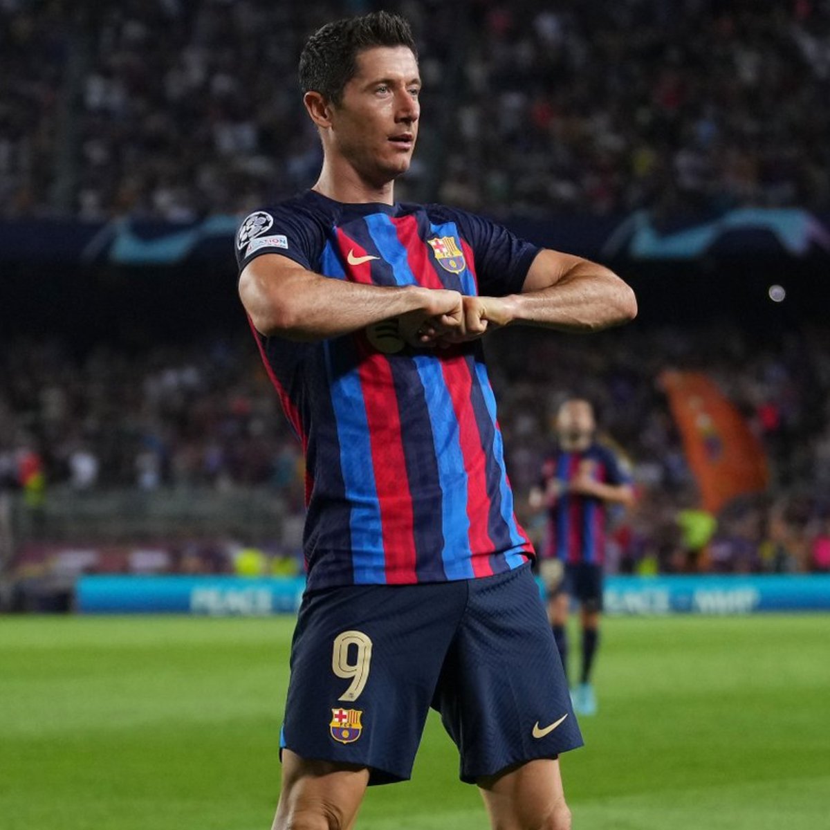 InvictosSomos's tweet photo. Los últimos 17 días de Robert Lewandowski con el FC Barcelona:

➤ vs Real Sociedad: DOBLETE.
➤ vs Valladolid: DOBLETE.
➤ vs Sevilla: GOL.
➤ vs Viktoria Plzen: DOBLETE.

Sí, lleva ¡¡7 GOLES!! en sus últimos 4 partidos.

EL MEJOR GOLEADOR DEL MUNDO. https://t.co/CINbowV9Wt