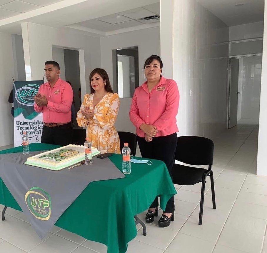 aechavez_betty's tweet photo. #Septiembre es el mes de Aniversario de nuestra #UTParral y #Hoy nos fuimos a #Balleza a festejar los 10 años de la UTP Unidad Academica Rio #Balleza
Partimos el pastel de aniversario, recordando las memorias del ayer, viviendo las alegrías de hoy
#LaUniversidadDeTodos https://t.co/dVoZM11g0Y