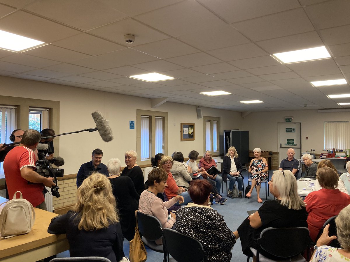 EncorBangor's tweet photo. Ymarfer gwych heno gyda chriw ffilmio #CanuGydaFyArwr Edrych ymlaen at ganu â #FleurDeLys trefniant 4 llais gan @KieferBaritone #Sbectol
@CwmniDa @RhysMeirion
Great rehearsal, learning our new song ready for filming with #FleurDeLys & performing at Pontio 10/09 @PontioTweets https://t.co/L3DudelAsN