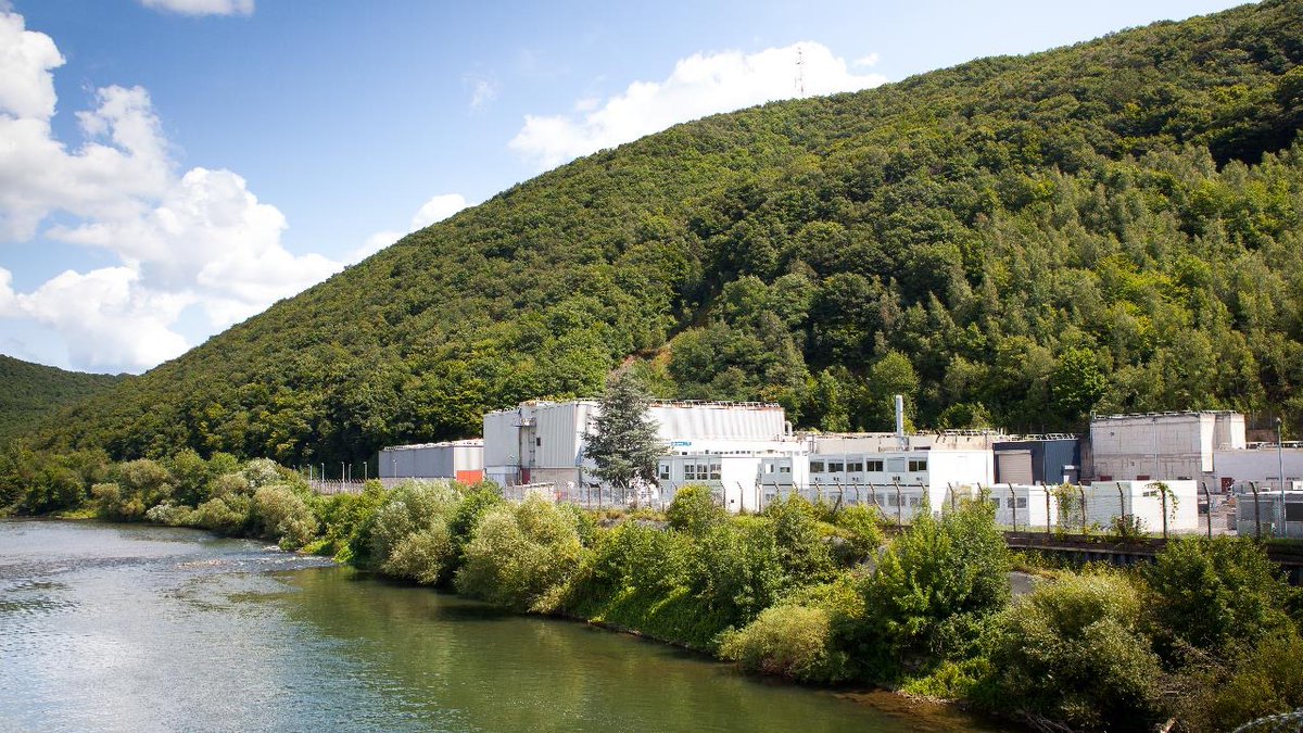 <a href="/EDFofficiel/">EDF</a> <a href="/EDFChooz/">EDF Chooz</a> <a href="/LiquidODetector/">LiquidO</a> <a href="/Superchooz/">SuperChooz</a> <a href="/CNRS/">CNRS 🌍</a> <a href="/IJCLab/">IJCLab</a> <a href="/CNRSIdFSud/">CNRS à Paris-Saclay</a> <a href="/CNRS_dr17/">CNRS Bretagne et Pays de la Loire</a> <a href="/CNRS_Centre_Est/">CNRS Centre-Est</a> <a href="/AnataelCabrera/">Anatael Cabrera</a> <a href="/CPPMLuminy/">CPPM</a> <a href="/IPHC_Strasbourg/">IPHC Strasbourg</a> @SuperChooz vise à installer 3 détecteurs sur le site <a href="/EDFChooz/">EDF Chooz</a> : un grand de 10.000 m3 situé à 1km des réacteurs Chooz B et installé dans la caverne de l’ancien réacteur nucléaire Chooz A, en cours de démantèlement, et 2 plus petits détecteurs de 10 m3 jouxtant Chooz B.