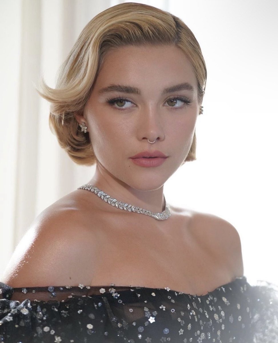 Beautyphonics's tweet photo. Total Grace Kelly Vibes @Florence_Pugh #VeniceFilmFestival2022 #DontWorryDarling https://t.co/Sr8PTAETrR