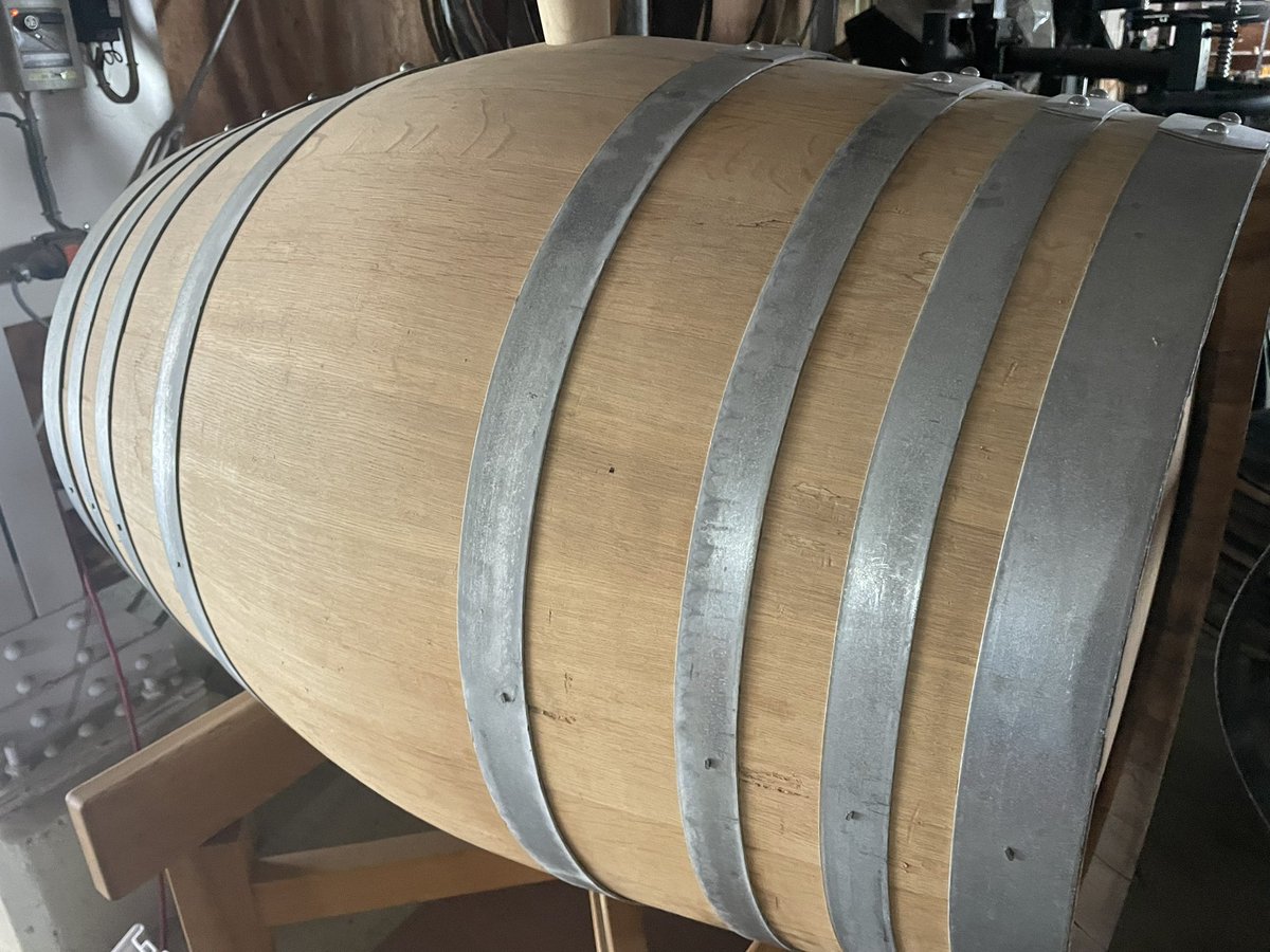 hori_shunsuke's tweet photo. 富山産のミズナラウイスキー樽。従来欧州やアメリカのオーク(ナラ)で作られてきたが、双方とも伐採量が成長量を上回り高騰し、世界的に供給不足。成長が遅いナラを植林している国はほぼ皆無で、樽に必要な心材の柾目板をとるには80年ほどの時間が必要。これからは日本のミズナラ樽が世界を席捲するぞ。 https://t.co/pxQ3O4DJ90