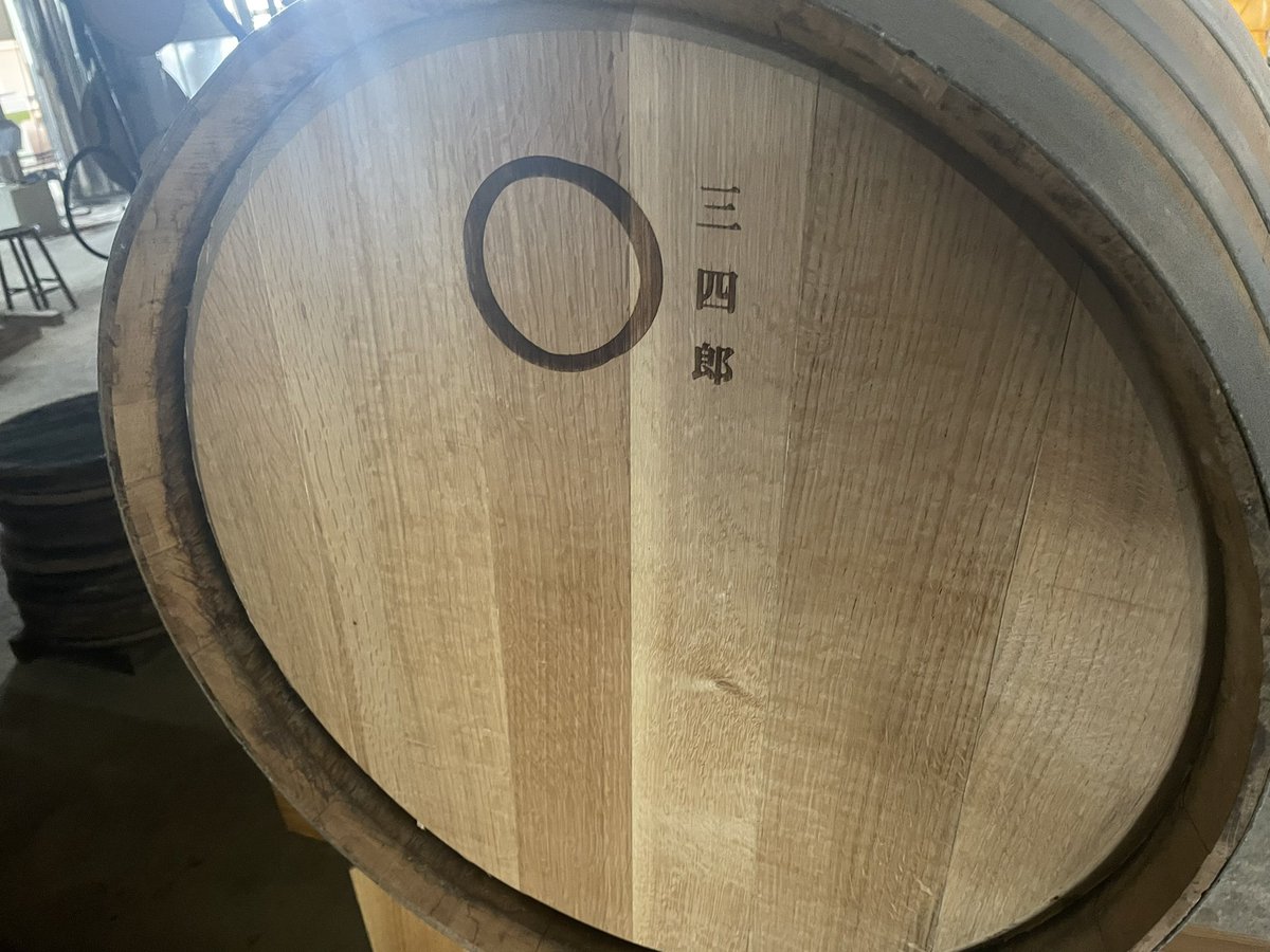 hori_shunsuke's tweet photo. 富山産のミズナラウイスキー樽。従来欧州やアメリカのオーク(ナラ)で作られてきたが、双方とも伐採量が成長量を上回り高騰し、世界的に供給不足。成長が遅いナラを植林している国はほぼ皆無で、樽に必要な心材の柾目板をとるには80年ほどの時間が必要。これからは日本のミズナラ樽が世界を席捲するぞ。 https://t.co/pxQ3O4DJ90