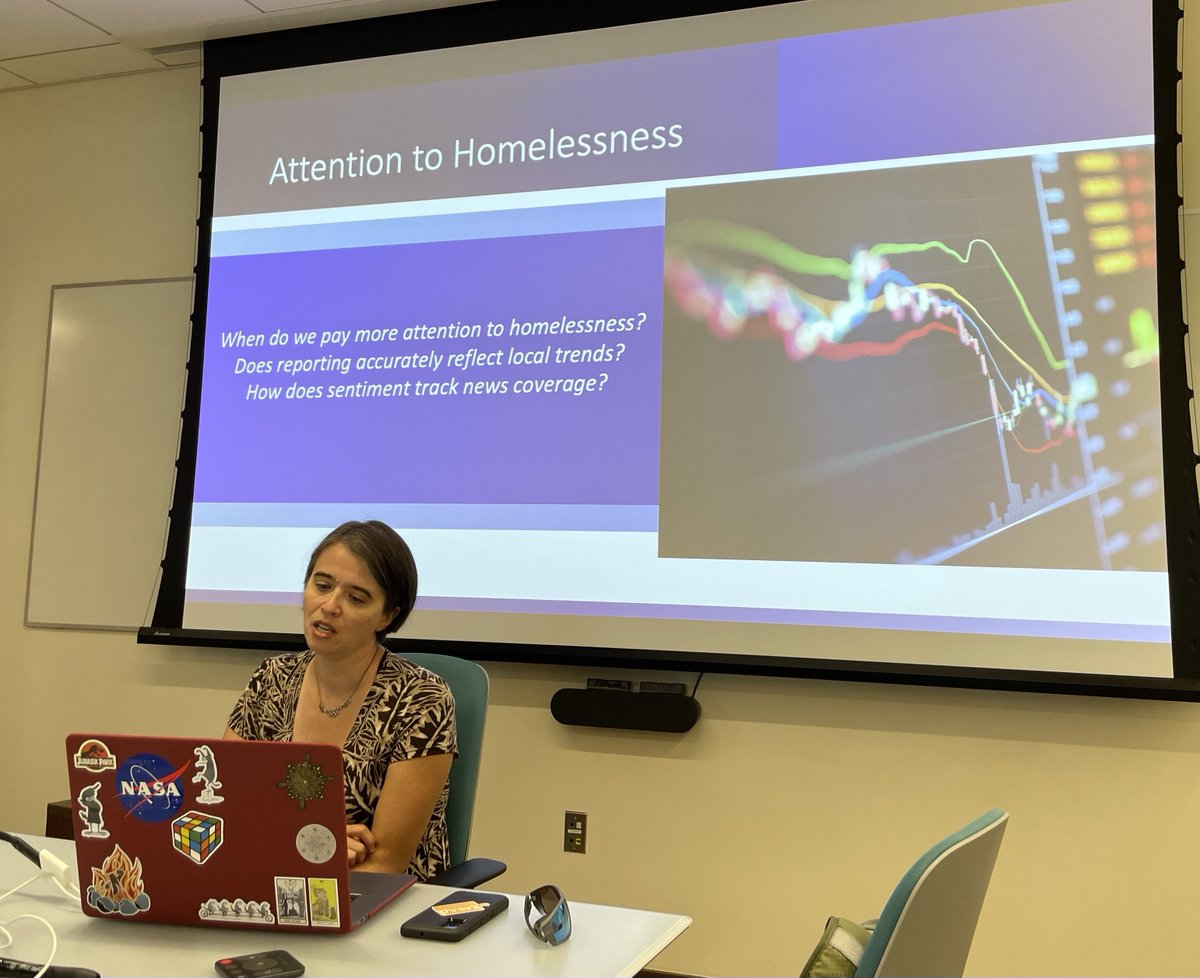 compstorylab's tweet image. PhD student in @uvmcomplexity Yoshi Bird presenting her work understanding public opinion toward homelessness and its relationship to prevalence