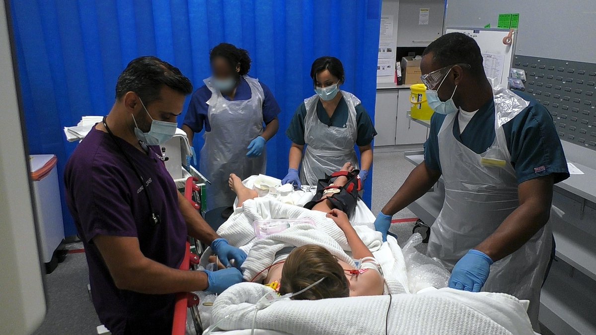 geshNHS's tweet photo. Did you know a brand-new series of #24HrsAE is continuing this Monday on @Channel4?

This week, an impressive 1.48 million of you tuned in to see #TeamStGeorges ED colleagues great work and powerful patient stories

See you again on Monday 12 Sept at 9pm on @Channel4 📺 https://t.co/Xg85lDUphY