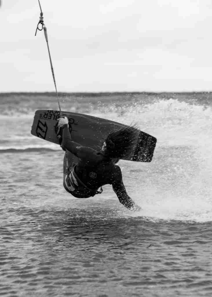 KitesurfStars's tweet photo. Crash https://t.co/SwNRm0TnZH https://t.co/X8qjXMF4Bi
