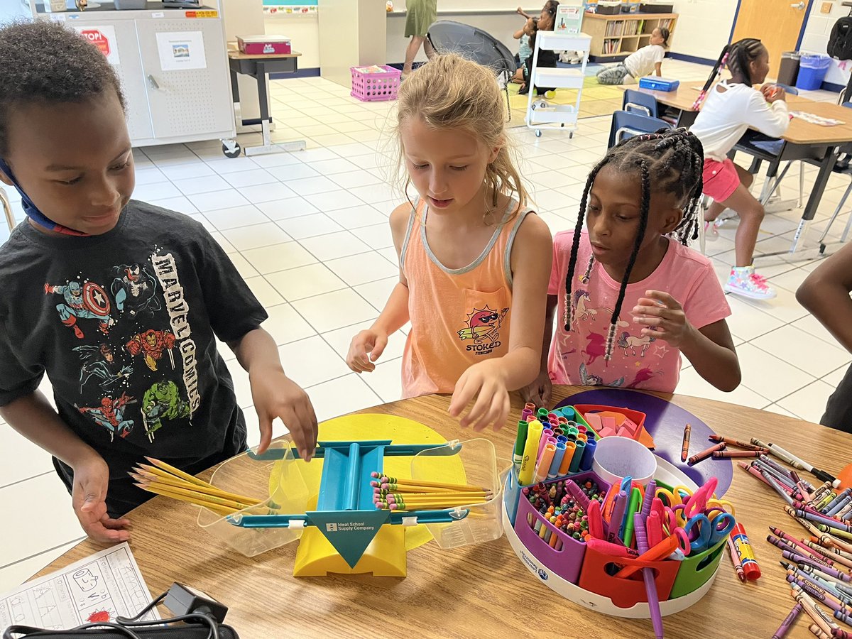CoachLizWill's tweet photo. Birthday graph fun and exploring math manipulatives in 2nd grade @Newtown_E @VBMathRocks @VBTitleI @MikelleWilliam5 @JulieHawkes05 https://t.co/g38OIK93Qx
