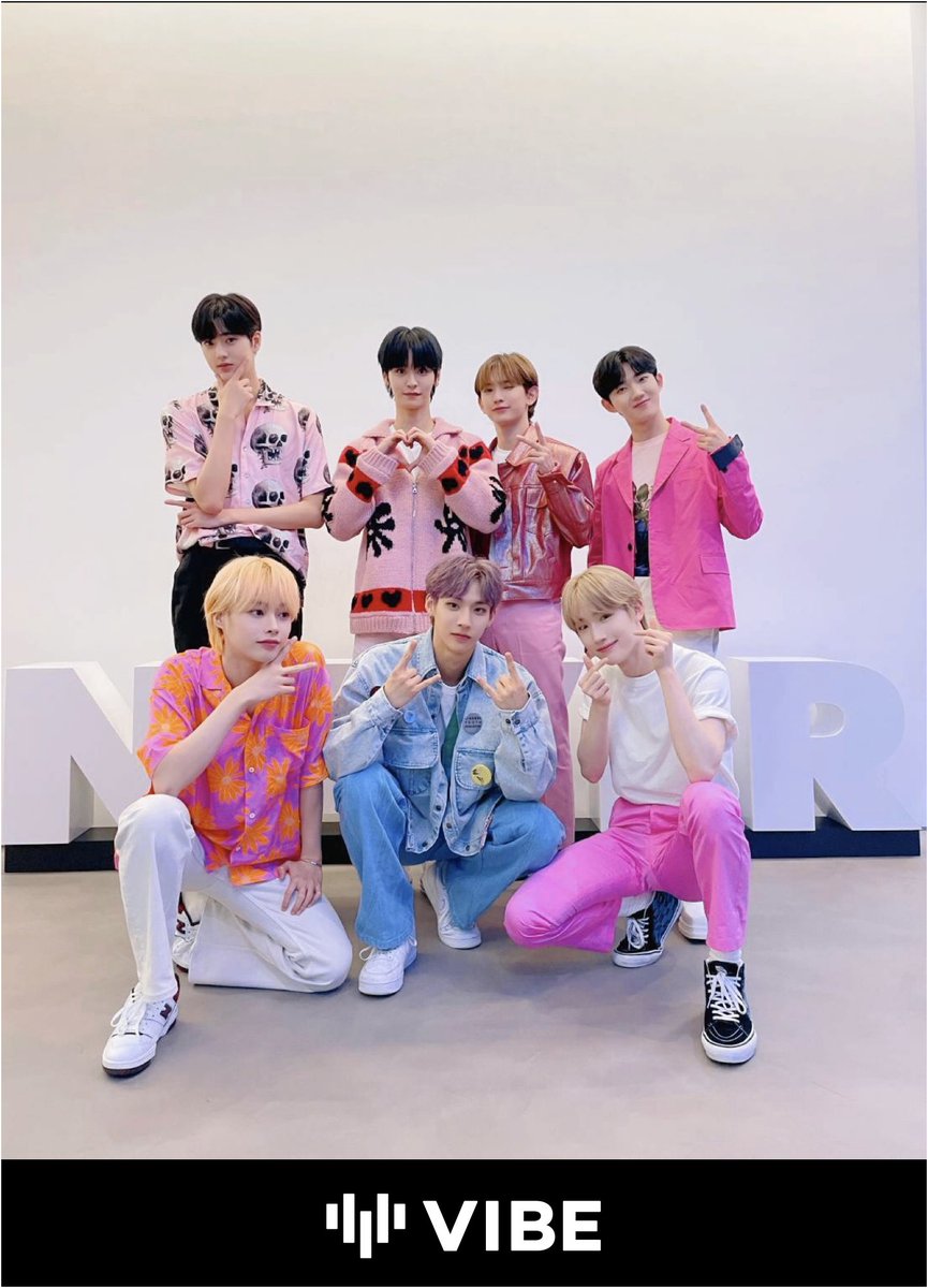 KyungriHan's tweet photo. @itsnotthatbadok Thật ra hoa lá cành cũng được thôi nhưng mà đừng ôm đồm nhiều quá á. Tụi nhỏ mặc bớt bớt đồ mà hoa hòe như này vẫn chấp nhận nè. Cơ mà Hoa nó không 2-3 cái áo, dăm ba thứ phụ kiện nó không chịu được hay sao á 😅 https://t.co/jZ6ff4Nt5B