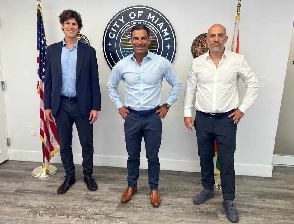GugaLusto's tweet photo. Estuvimos con @Yaco_Emiliano en la ciudad de Miami intercambiando experiencias de gestión pública. Mantuvimos una muy buena reunión con el alcalde @FrancisSuarez. Conversamos sobre la importancia de la planificación para el desarrollo de las ciudades. https://t.co/0xIqcyunGy