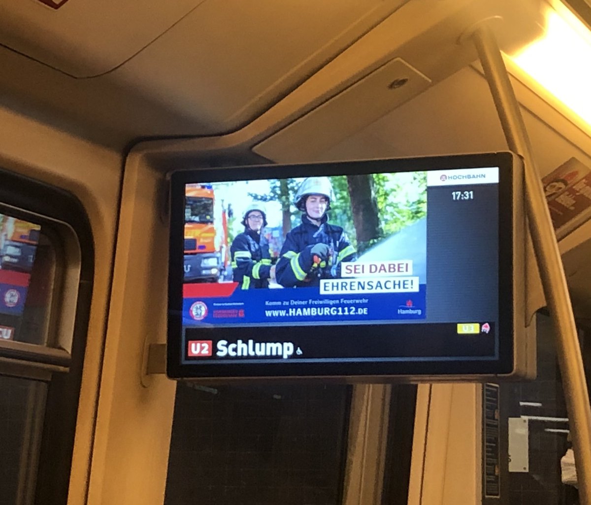 FeuerwehrHH's tweet photo. Das Fahrgastfernsehen der @hochbahn ist dabei 👊🚒

Wo hast Du die Kampagne unserer @FF_Hamburg gesehen?

#SeiDabeiEhrensache #EinsatzFuerHamburg #Hamburg112 https://t.co/8BjHBE6zoT