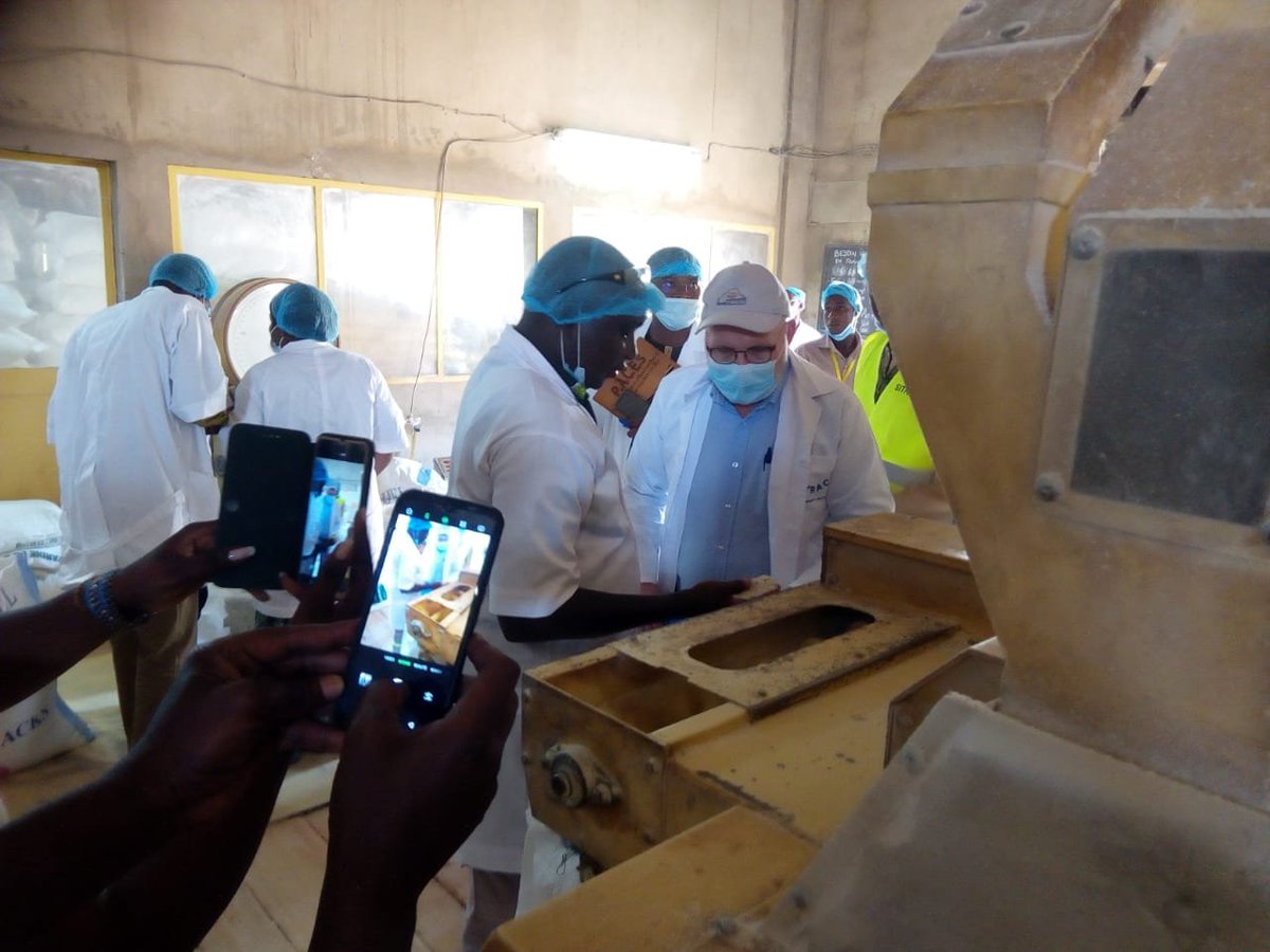 IFDCBurkina's tweet photo. Visite de terrain de notre partenaire #KFW bailleur de notre projet #PACTE. Etape de l'usine de la Société Industrielle de Transformation et de Commercialisation des Céréales #SITRAC. Visite conduite par le Directeur Général de SITRAC @IFDCGlobal @KfW_FZ_int @IFDCNWAF @AdodoAbalo https://t.co/j3jqSUnjq4