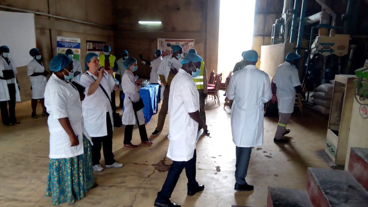 IFDCBurkina's tweet photo. Visite de terrain de notre partenaire #KFW bailleur de notre projet #PACTE. Etape de l'usine de la Société Industrielle de Transformation et de Commercialisation des Céréales #SITRAC. Visite conduite par le Directeur Général de SITRAC @IFDCGlobal @KfW_FZ_int @IFDCNWAF @AdodoAbalo https://t.co/j3jqSUnjq4