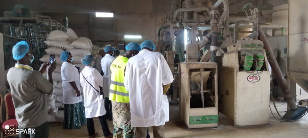 IFDCBurkina's tweet photo. Visite de terrain de notre partenaire #KFW bailleur de notre projet #PACTE. Etape de l'usine de la Société Industrielle de Transformation et de Commercialisation des Céréales #SITRAC. Visite conduite par le Directeur Général de SITRAC @IFDCGlobal @KfW_FZ_int @IFDCNWAF @AdodoAbalo https://t.co/j3jqSUnjq4