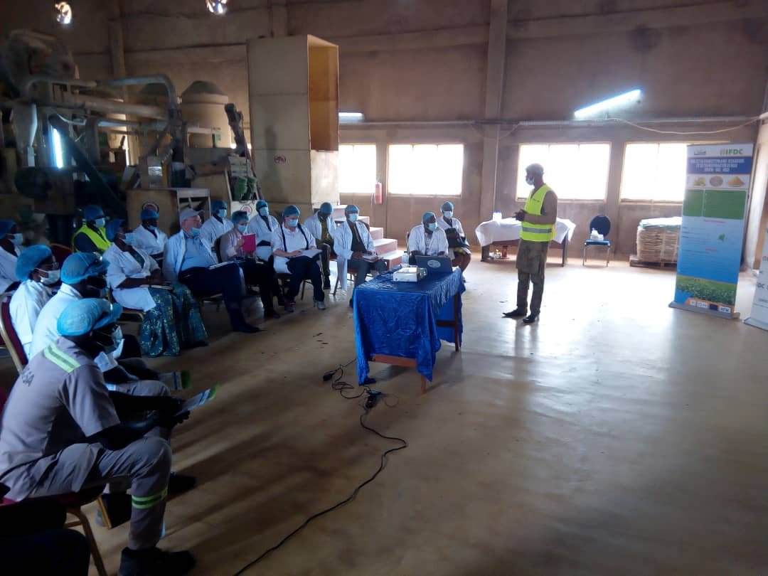 IFDCBurkina's tweet photo. Présentation des réalisations du projet 2PATM/PACTE aux représentants de @KfW_FZ_int  suivi d'échanges. La livraison de 26,4T de maïs de qualité sous contrat à #SITRAC par les organisations de producteurs au cours de la campagne 2021/2022 a été appréciée. @AdodoAbalo @IFDCGlobal https://t.co/sBgY7HyBLl
