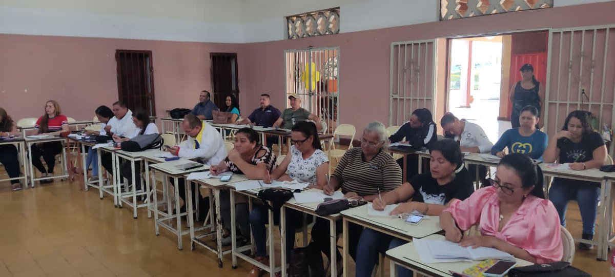 Con la participación de la División de comunidades educativas y la división de niños, niñas y población especial, continua por segundo día consecutivo la formación integral al colectivo de supervisión y enlaces educativos desde el municipio Ayacucho. #EscuelasAbiertas2022