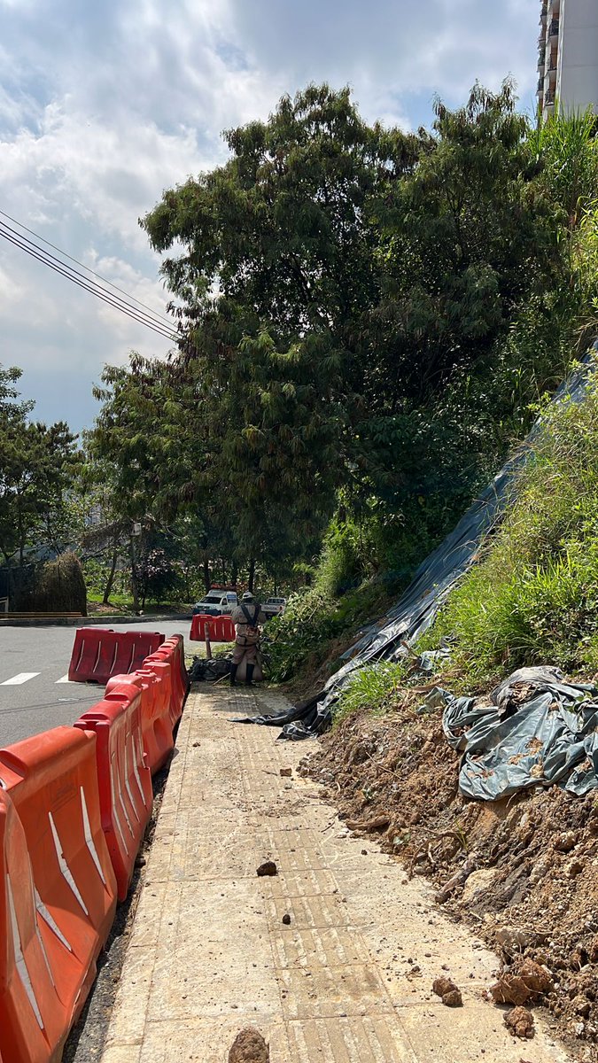 RodeoAlto's tweet photo. Buenas noticias Rodeo Alto

Otro resultado de la tutela: @AlcaldiadeMed se había comprometido a intervenir la parte del talud que le pertenece, y ha iniciado el proceso de rocería de esta zona que estaba tan descuidada.
Muchas gracias @NataliaUrregoA secretaria de infraestructura https://t.co/8VT93COmxT