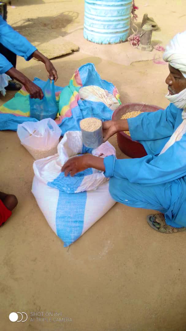 OngEffad's tweet photo. Distribution des semences (sorgho, mil et maïs) données par la @FAOMali dans le cercle de #tessalit.
🌍🌎🌏
#effad #humanitaire #terre https://t.co/xUMXKwW3dQ