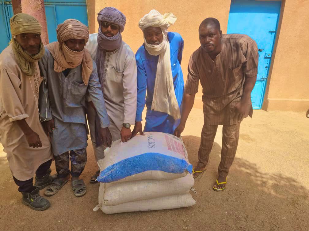 OngEffad's tweet photo. Distribution des semences (sorgho, mil et maïs) données par la @FAOMali dans le cercle de #tessalit.
🌍🌎🌏
#effad #humanitaire #terre https://t.co/xUMXKwW3dQ