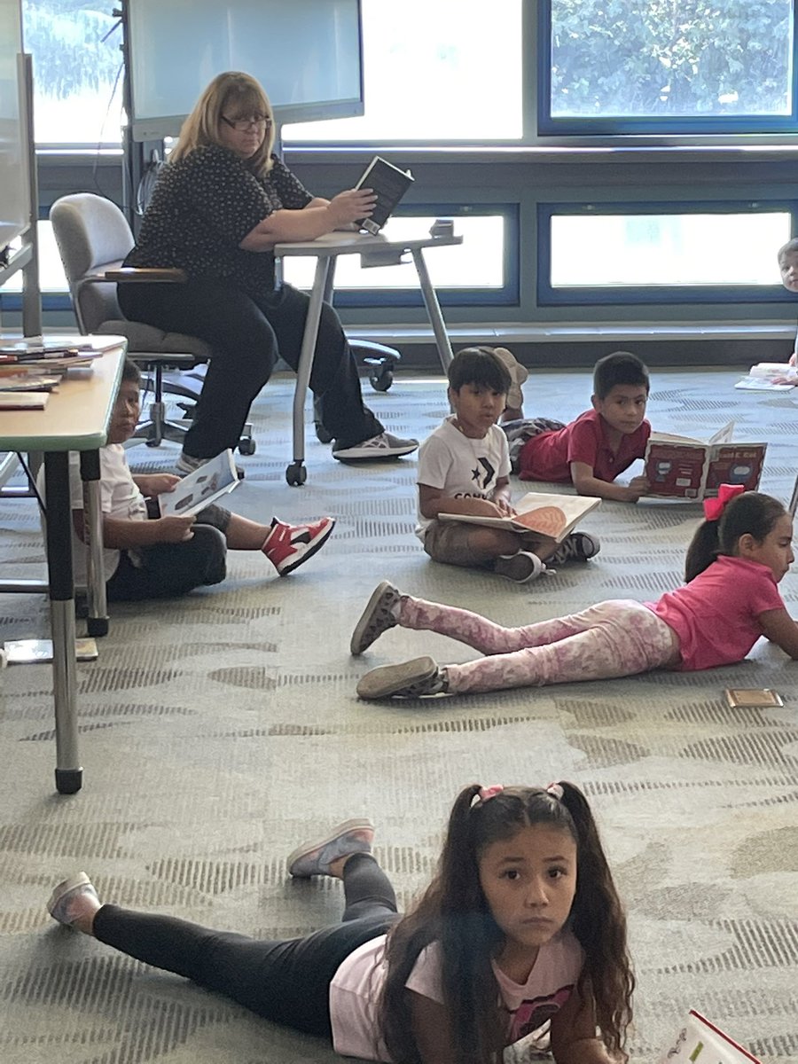 leahstarr11's tweet photo. #kcpsreads #kcpslovestoread @kcpublicschools @KCPS_Trailwoods Trailwoods loves to read. Students and Staff took time today to stop everything and read. KCPS Loves to Read campaign https://t.co/Vc7JYXkcx9