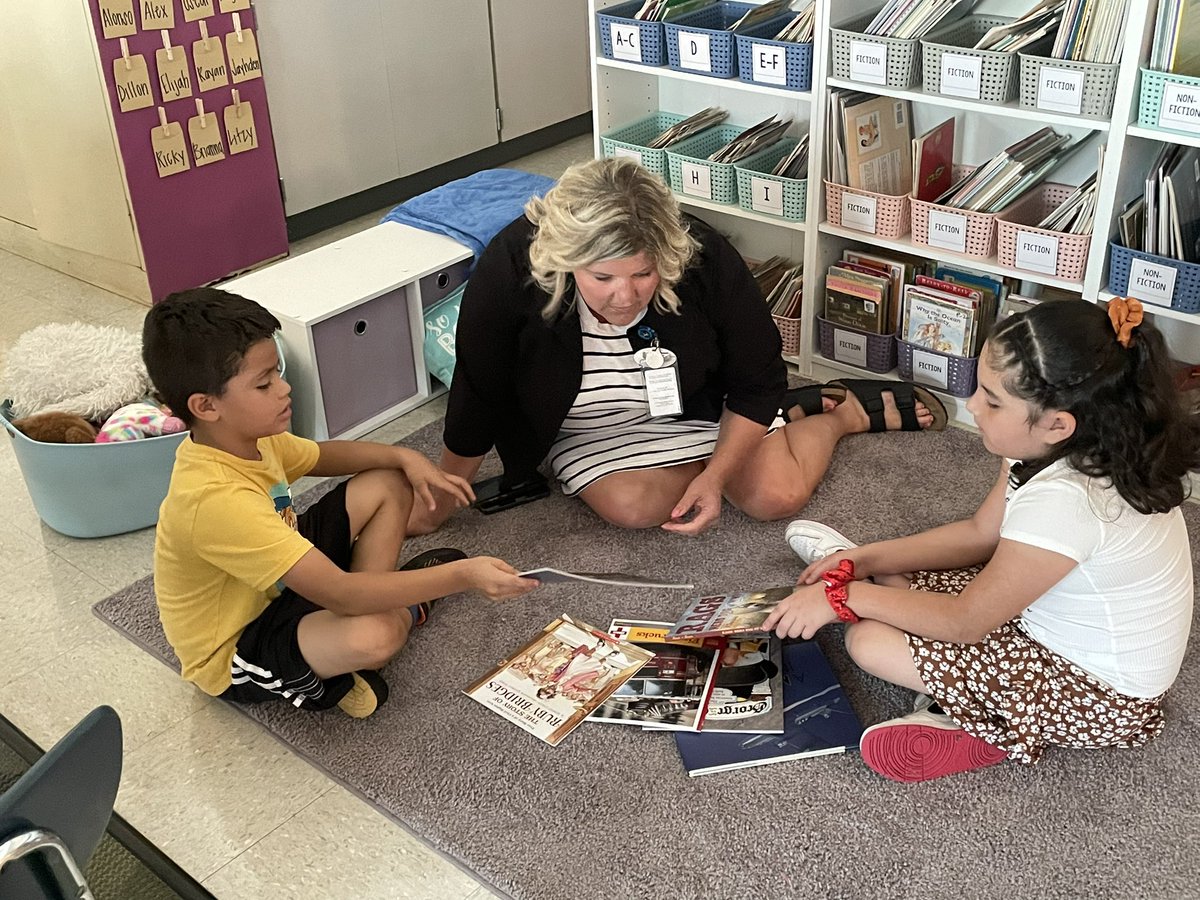 leahstarr11's tweet photo. #kcpsreads #kcpslovestoread @kcpublicschools @KCPS_Trailwoods Trailwoods loves to read. Students and Staff took time today to stop everything and read. KCPS Loves to Read campaign https://t.co/Vc7JYXkcx9