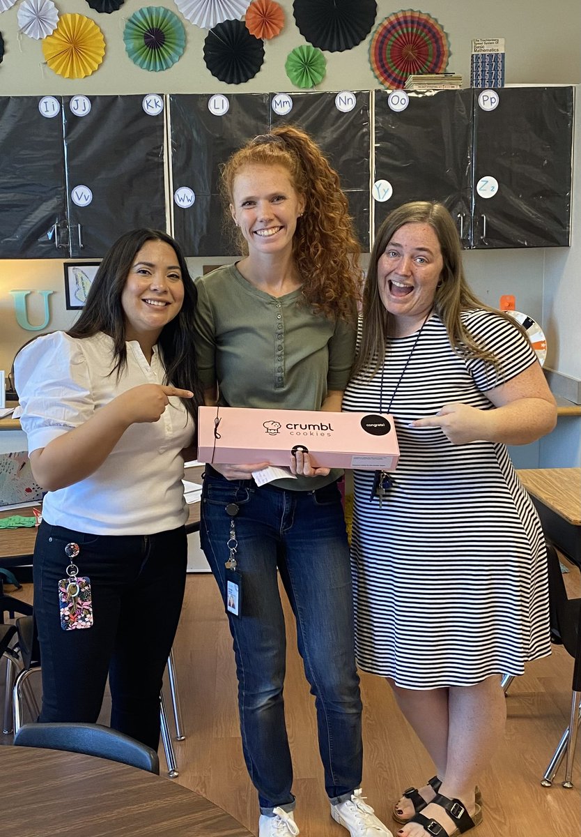courtneyjwright's tweet photo. This #ACEmazing 4th grade team @AutumnUrton @V_Valle207 @MsBevington @AudeliaCreek couldn’t be sweeter! They got @CrumblCookies for being the first team to join our #PTA! #RISDBelieves #itsastallionthing https://t.co/ojH2l9Turi