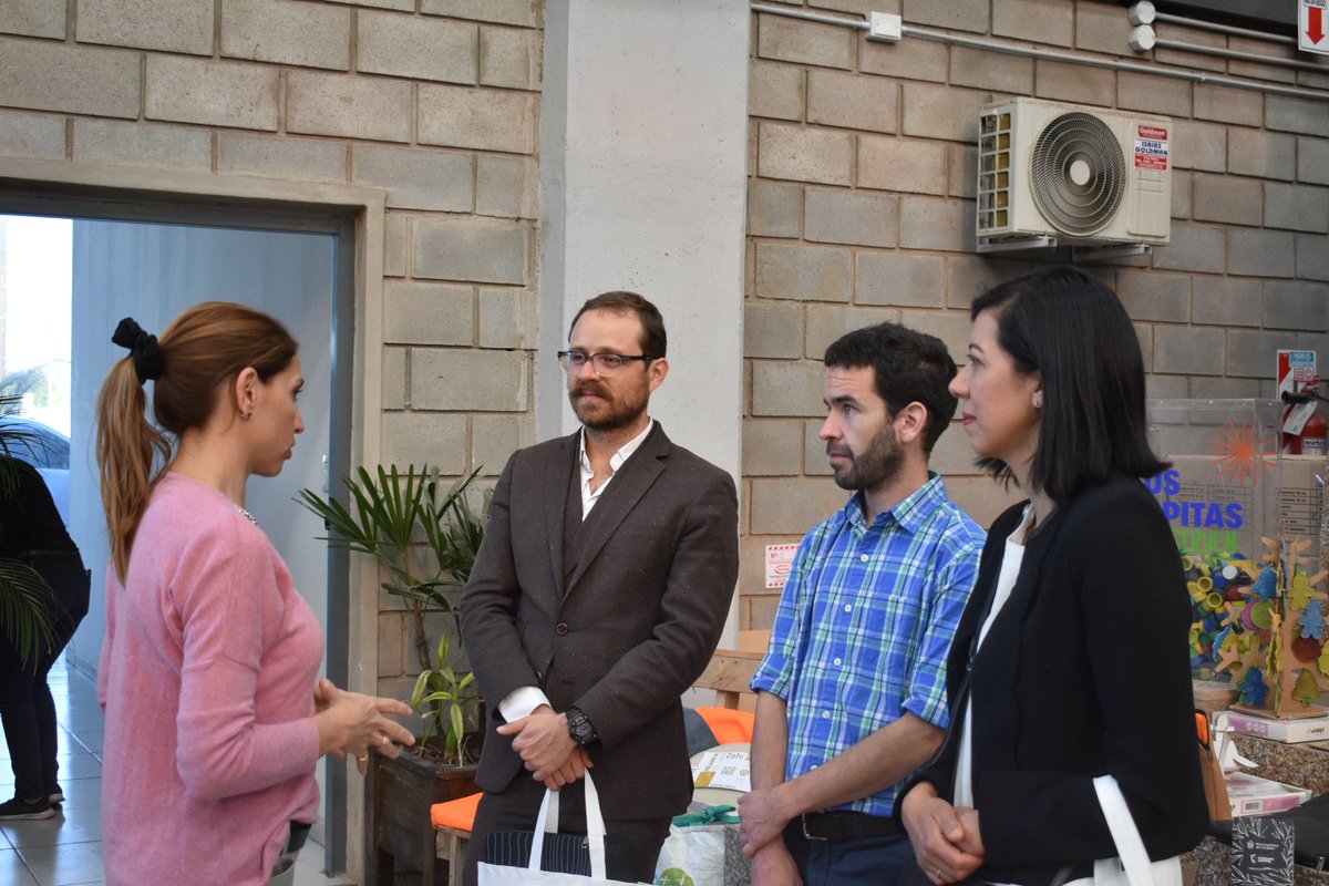 tori_flores's tweet photo. MODELO PARA EXPORTAR
En nuestro Centro Verde Este recibimos a representantes de la Agencia Francesa de desarrollo y de la empresa de transporte #Transamo 🙌🏻♻️
Les contamos todo lo que hacemos en esta gestión de @MartinLlaryora para la #EconomíaCircular https://t.co/qNgzvrP9ti