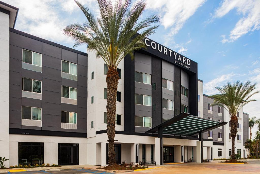 foundryservice's tweet photo. The Courtyard by Marriott Anaheim got a new exterior cladding with @Cembrit Patina P050 #FiberCement boards. https://t.co/ssS6nPzCx6 https://t.co/vjZxb2alAU