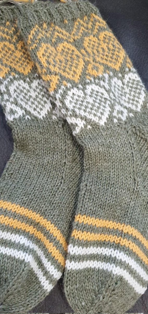 #neuloosi syvenee. Ideoita pursuaa ja kaapit pullistelee lankoja 😅