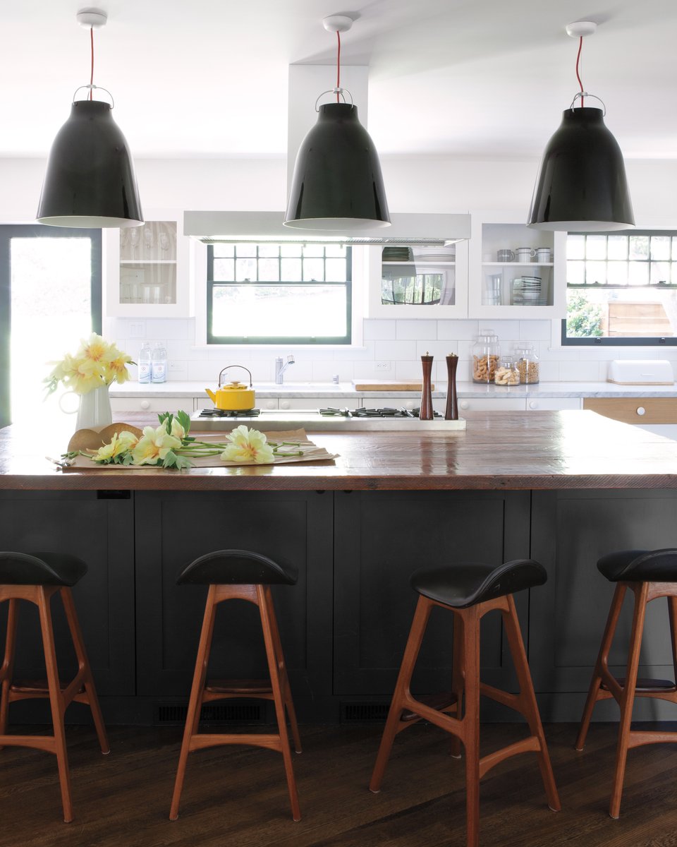 mtgman's tweet photo. Dark features in a lightly-colored room creates a bold look. #interiordesign #homeinspo  https://t.co/eHNICKdkhg https://t.co/0yQoCrAhvi