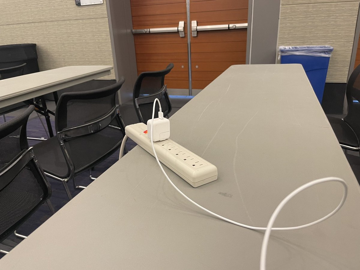 lathurm's tweet photo. Only at @INBOUND would there be ‘juice’ on EVERY table. Thank you #lifesaver #INBOUND22 https://t.co/JUZ8W8SzUN