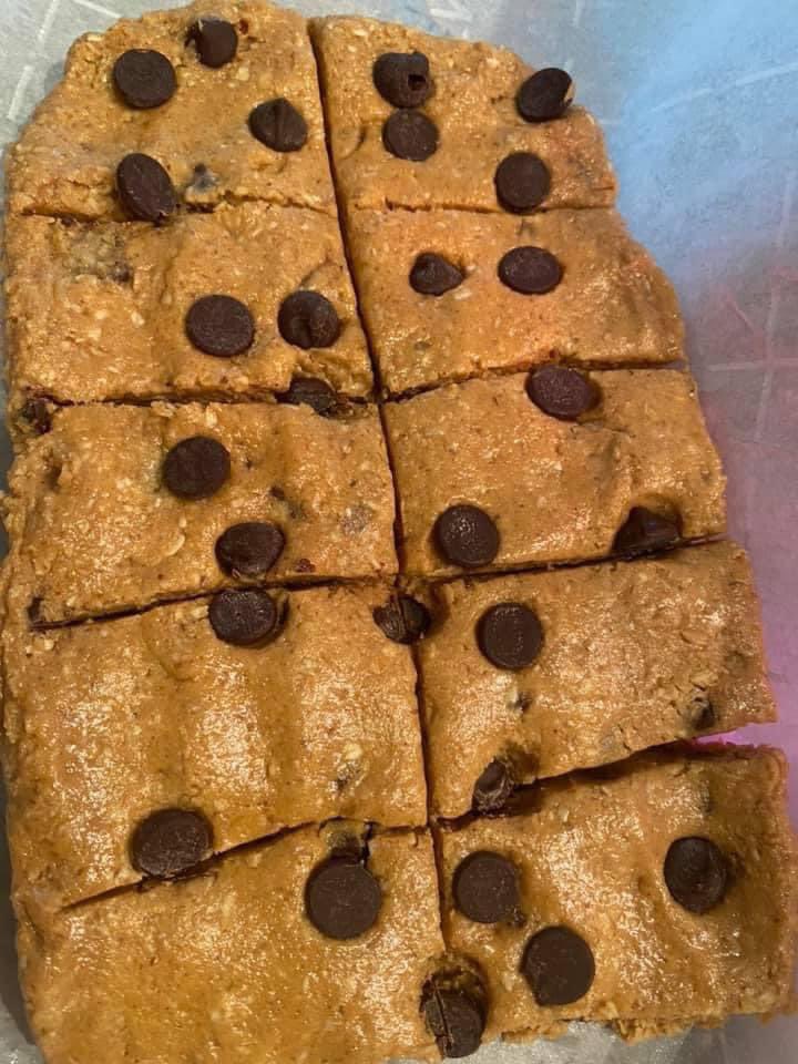 ChristyStaying's tweet photo. Great for a rainy day !!!!!! 
These are delicious!!!!  And healthy!!!NO BAKE PEANUT BUTTER CHOC CHIP PROTEIN BARS  
Message me for the recipe!!!
https://t.co/F7oSO5dbyB 
#healthysnacks #proteinpowderrecipes https://t.co/7exegJo4qD