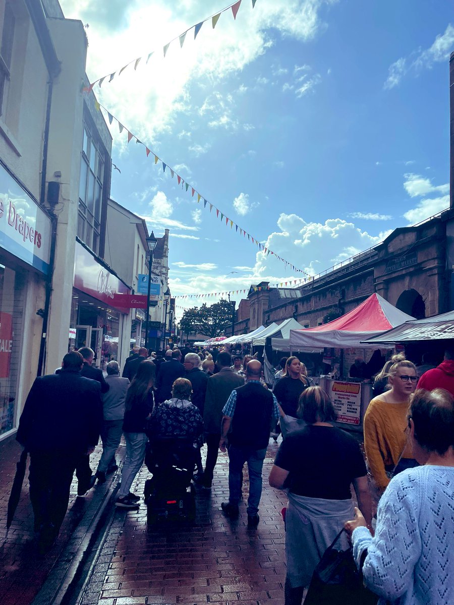 Sioned_W's tweet photo. So great to see the great #Neath September Fair opening once more! Hope everyone has a great time!
Hyfryd gweld ffair hanesyddol Castell-nedd yn cael ei hagor unwaith eto! Joiwch bawb! #NeathFair https://t.co/aZ6FLafVfO