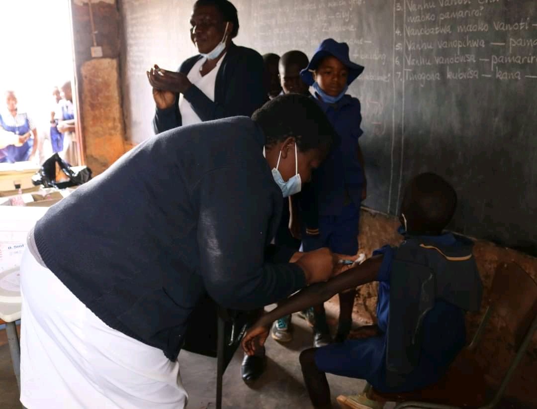 SaveChildrenZIM's tweet photo. #MeaslesUpdate: 6551 cases & 704 deaths have been reported so far. Save the Children is assisting the Government to contain the outbreak through providing Health Workers with vehicles so they can vaccinate children between 6 mnths-15 yrs, in the affected remote parts of #Zim. https://t.co/pky5zereFI