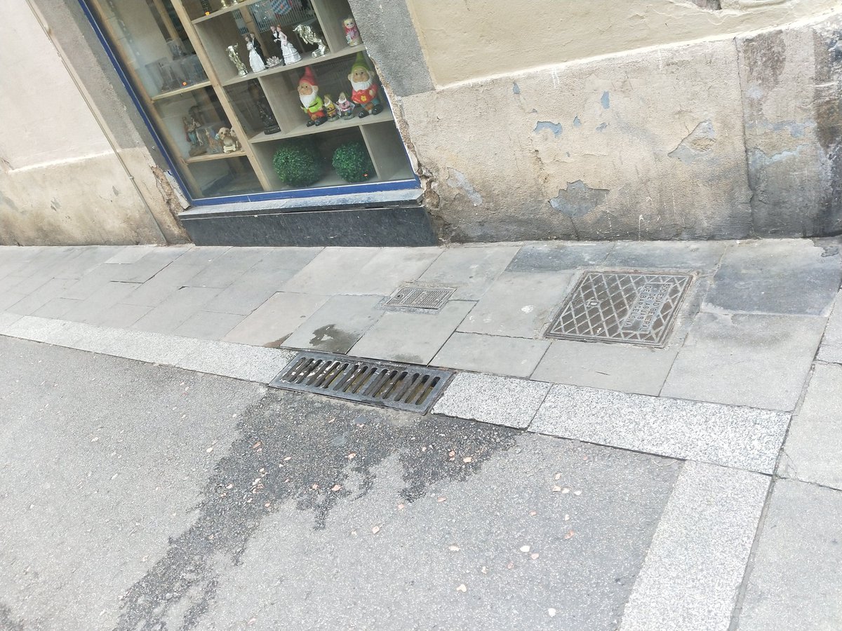 francescbanchs's tweet photo. Tips de que Gràcia,un barri amb carrers a la mida de les persones, estigui brut i faci pudor de ciutat degradada. 
Embornals amb sifó per fer del barri un espai agradable per a totes i tots.
#ProuColau https://t.co/YgRN9qAxXy