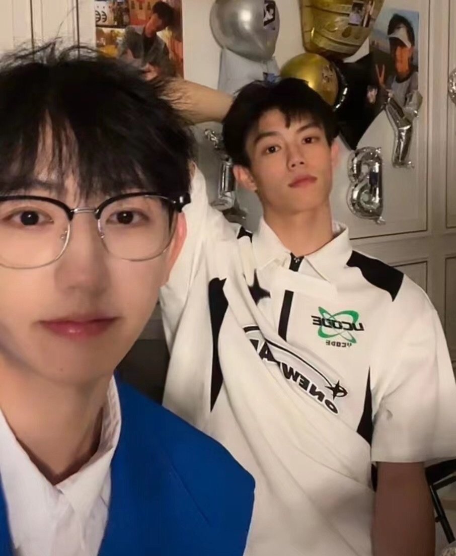 npblent's tweet image. CELEBREM O AMOR! Ex-participante do reality show idol &apos;Chuang 2021&apos;, Liu Cong e influencer digital Chen Lu assumem namoro em livestream e weibo. 

Insurgentes, os jovens são algumas das poucas celebridades assumidas publicamente na China.