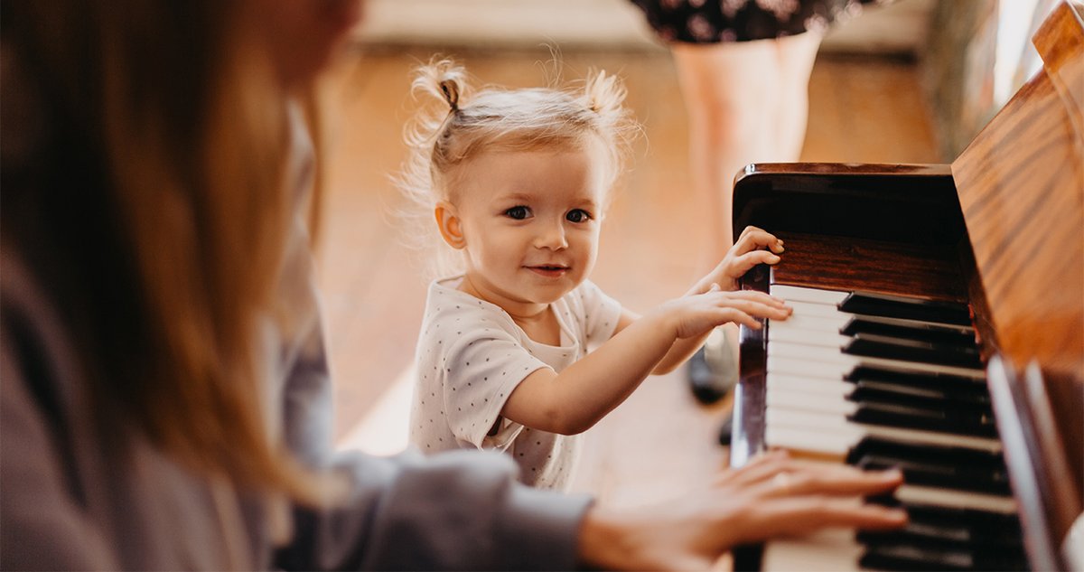 Music is a tool for learning language and research has shown that music in the early years can benefit all areas of development 🎶👶 Read about using music to promote early language in our MESHGuide: meshguides.org/guides/node/22… #MESHGuide #Research #Education #Music