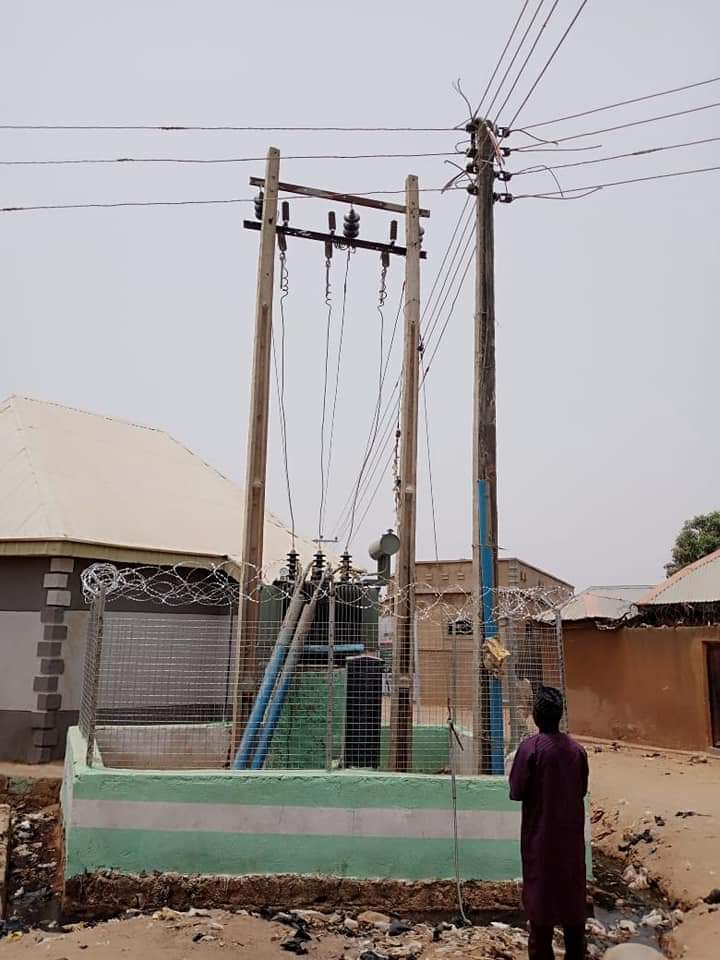 AminuAbuzayd's tweet photo. PROJECT SIXTY

#Kwariproject65
#Kwariatwork

Supply and Installation of 500 KVA Transformer at Layin Yorbawa, Zabi Ward, Sabon Gari LGA facilitated by Senator Suleiman @Abdu_Kwari.

©️ Kwari Media Team
@TrackaNG @BudgITng @NGRPresident @elrufai @haliluhassan @isnuhu @abumuhibba https://t.co/7DDRWEcFNw