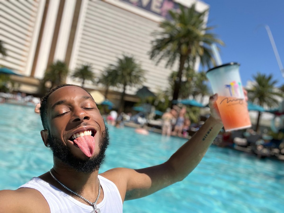 aaronthomas215's tweet image. I'm getting my whole life in Vegas!!! #bdayweek #virgoseason