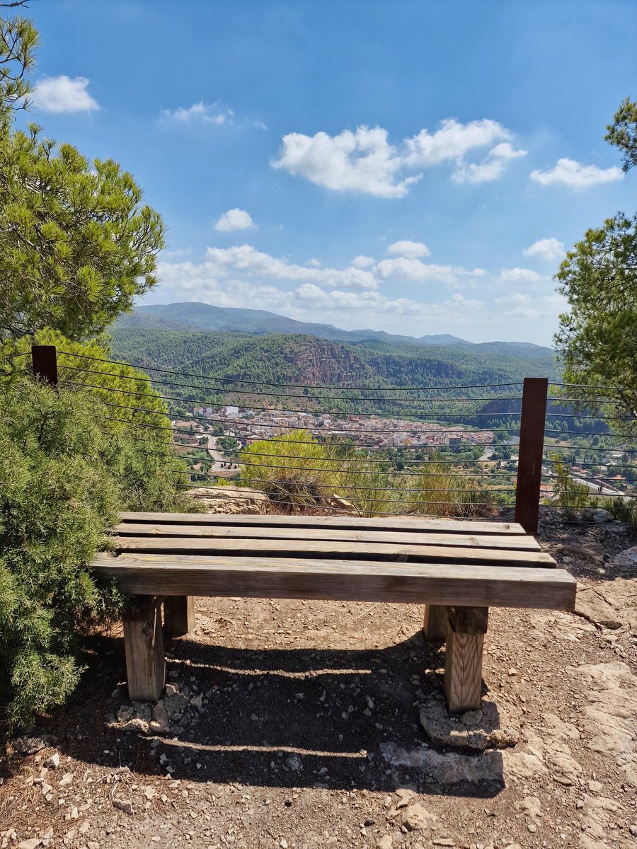 Imatges de la nostra visita al Puntal dels Llops, #Olocau, jaciment ibèric visitable de manera lliure que ofereix visites guiades gratuïtes en horari de l'oficina de turisme (de dimecres a diumenge, 09:00 a 15:00 h, 📞 672 794 404 📧 puntal.llops@olocau.es). @PoblesValAbando