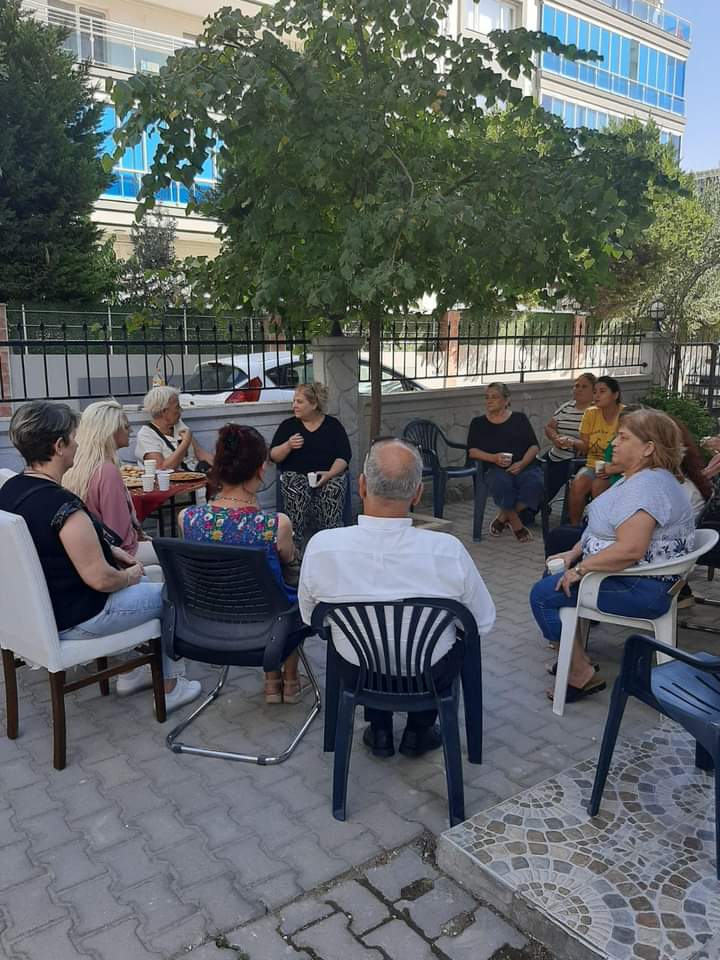 Buca Fırat Mahallemizde Durdu Hanımın apartmanına misafir olduk.
Hanımlarla gündemden,ekonomik sıkıntılardan,çocuklarımızın geleceğinden konuştuk.Bu hoş akşamüstü için Hepsine ayrı ayrı teşekkür ederiz.🇹🇷