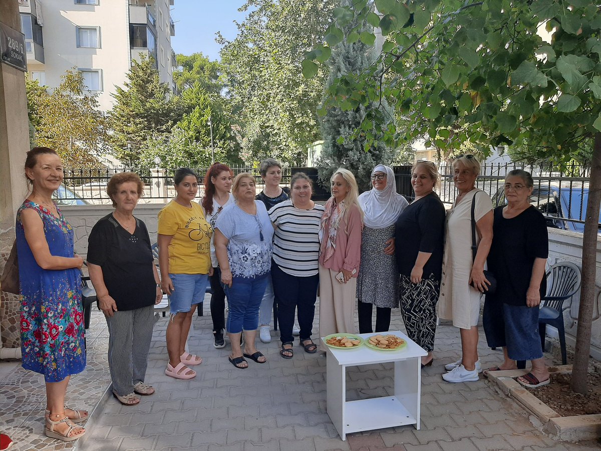 iyipartibuca35's tweet photo. Buca Fırat Mahallemizde Durdu Hanımın apartmanına misafir olduk.
Hanımlarla gündemden,ekonomik sıkıntılardan,çocuklarımızın geleceğinden konuştuk.Bu hoş akşamüstü için Hepsine ayrı ayrı teşekkür ederiz.🇹🇷 https://t.co/sUDEokY8wW