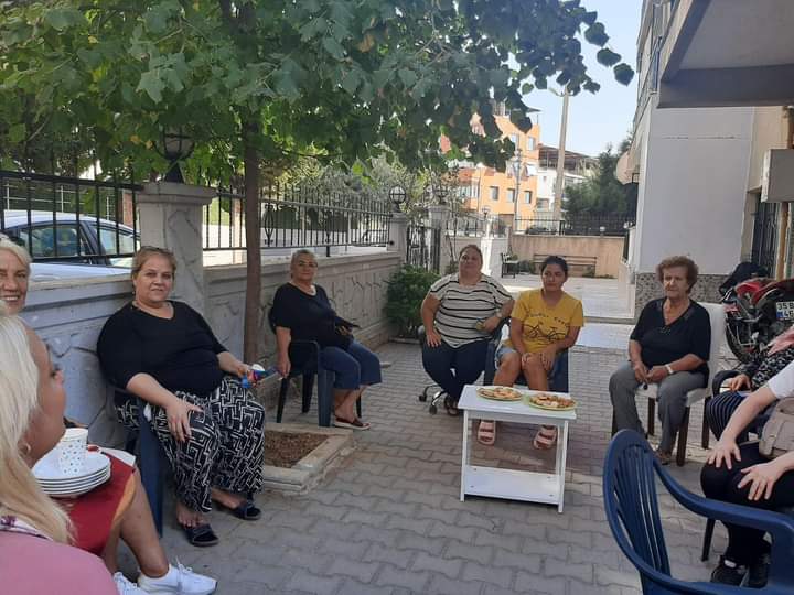 iyipartibuca35's tweet photo. Buca Fırat Mahallemizde Durdu Hanımın apartmanına misafir olduk.
Hanımlarla gündemden,ekonomik sıkıntılardan,çocuklarımızın geleceğinden konuştuk.Bu hoş akşamüstü için Hepsine ayrı ayrı teşekkür ederiz.🇹🇷 https://t.co/sUDEokY8wW