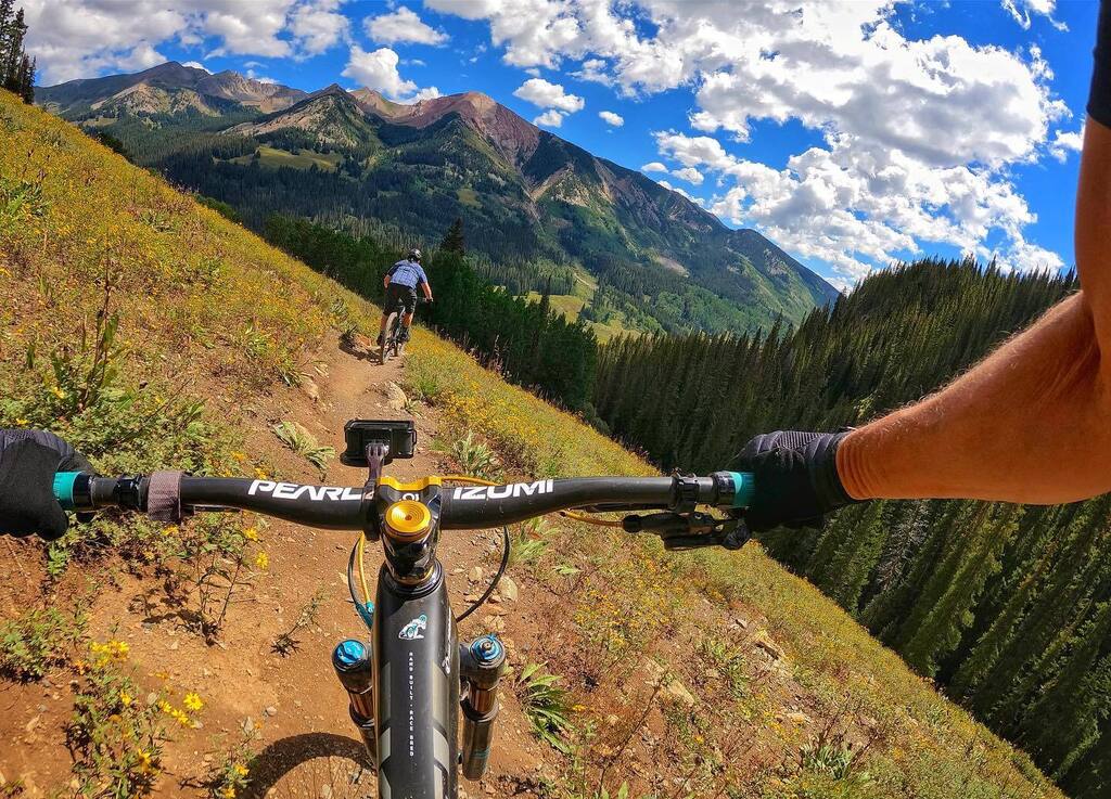thepowdermonk's tweet photo. Descent into Gothic.
Following Dave Wright on a steep and rowdy segment of 403.
Crested Butte, #ColoRADo.
.
.
.
#PEARLiZUMi #cycling #singletrack #mtb #whyiride #mtblife #optoutside #coloradogram #gopro #coloradolive #goprocycling #venturesports #goprom… https://t.co/JzDgMzRHqk https://t.co/MH25scZZUR