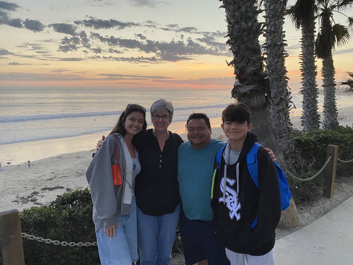 marazona71's tweet photo. Happy 8th Diaversary @diabeticdave34!  It’s been a journey but remember we always have your back! ❤️❤️❤️❤️ https://t.co/IhQP7PKLts