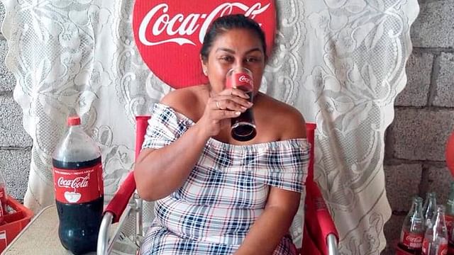 OtrosMundosChia's tweet photo. 📣Investigación revela qué estado mexicano consume más #CocaCola en el mundo
Esto se relaciona con la alta prevalencia d #diabetes mellitus en la región que en la última década ha sido la principal causa d muerte
#YoPrefieroAguaYSalud  #Chiapas 
📌Lee aquí https://t.co/w1Q3TuInIM https://t.co/XQgZaXd9YI