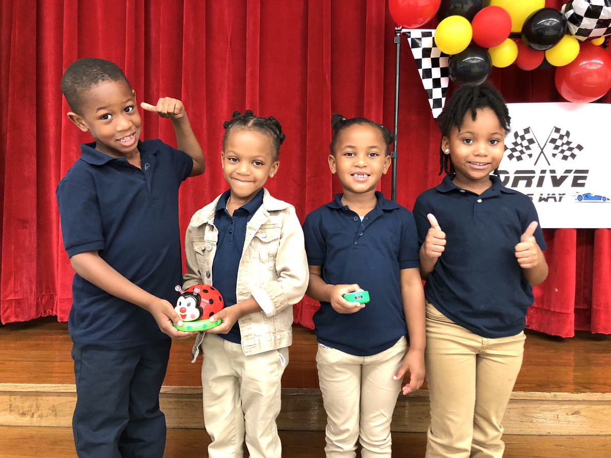 EmilyMe10531515's tweet image. Coding with Kindergarten 👍 Ross Stem Magnet students are proud of their new found skills. #CodingMadeFun #KudosOnCoding @TeamHISD @HISDFACE @AhmeshaG @HISDChoice @Tareese8 @BetsyRossElem @FARIASECC @tuwest @behaviorlady @HISDECH @LatoyaA83070191 @Brainmogul95