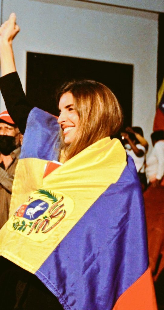 Guarapela22's tweet photo. @EVTVMiami Claro que merece estar allí en defensa de nuestro Diplomático Alex Saab
#FreeAlexSaab 

Aquí hay estado de derecho y de justicia y no un régimen como ustedes lo expresan en su encuesta 
Venezuela #LaPatriaEnDesarrollo https://t.co/YhFeeWiCKl