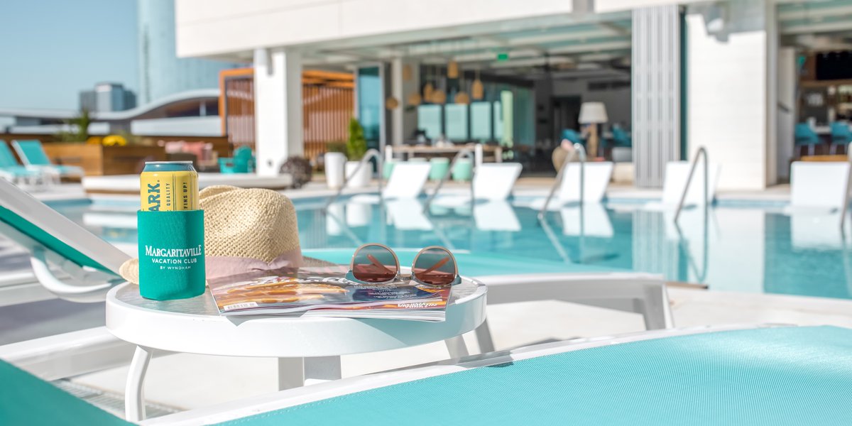 Margaritaville Vacation Club Nashville starter pack:
🍺Cold Landshark 
🤠Cowboy Hat
☀️Sittin' Poolside 

Look your stay: wy.ndh.am/3Rsp5lU