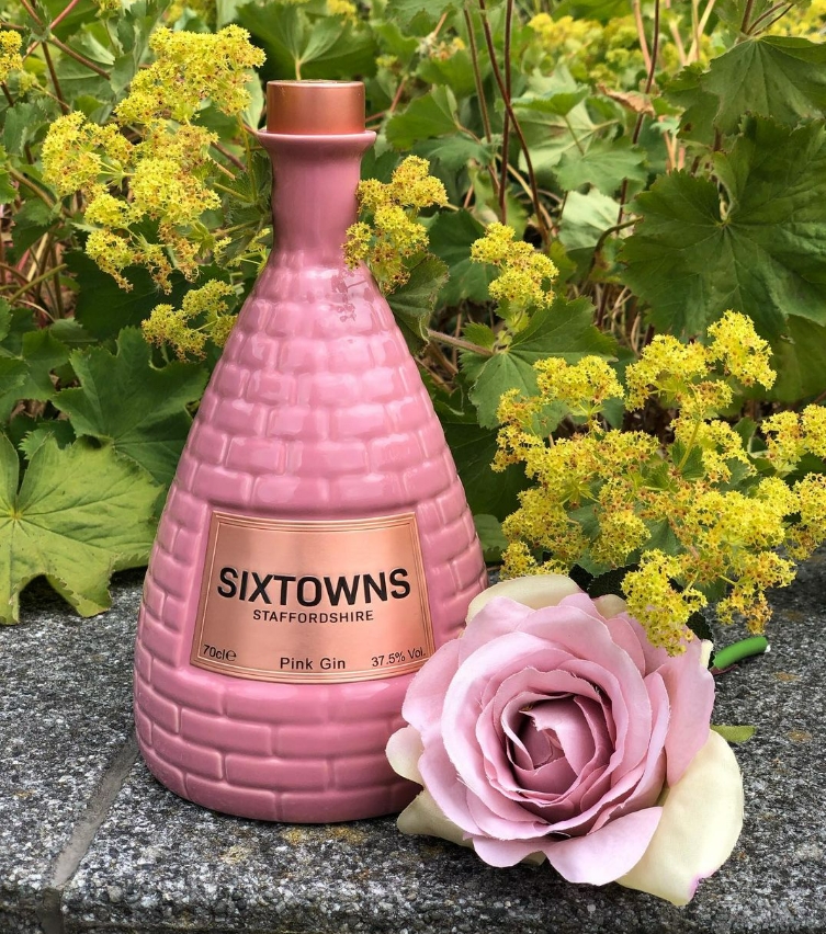 Introducing the newest bottle we've created for the SixTownsGin collection. Thoughts? 🌸

This combination of dusty pink and rose gold is perfect to compliment the tastiness of the pink gin inside 😋

📷 @sixtownsgin (Via Instagram)
💻 bit.ly/39RVjDh